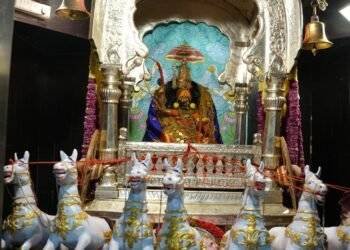 श्री तुळजाभवानी देवीजींची रथ अलंकाराने महापूजा