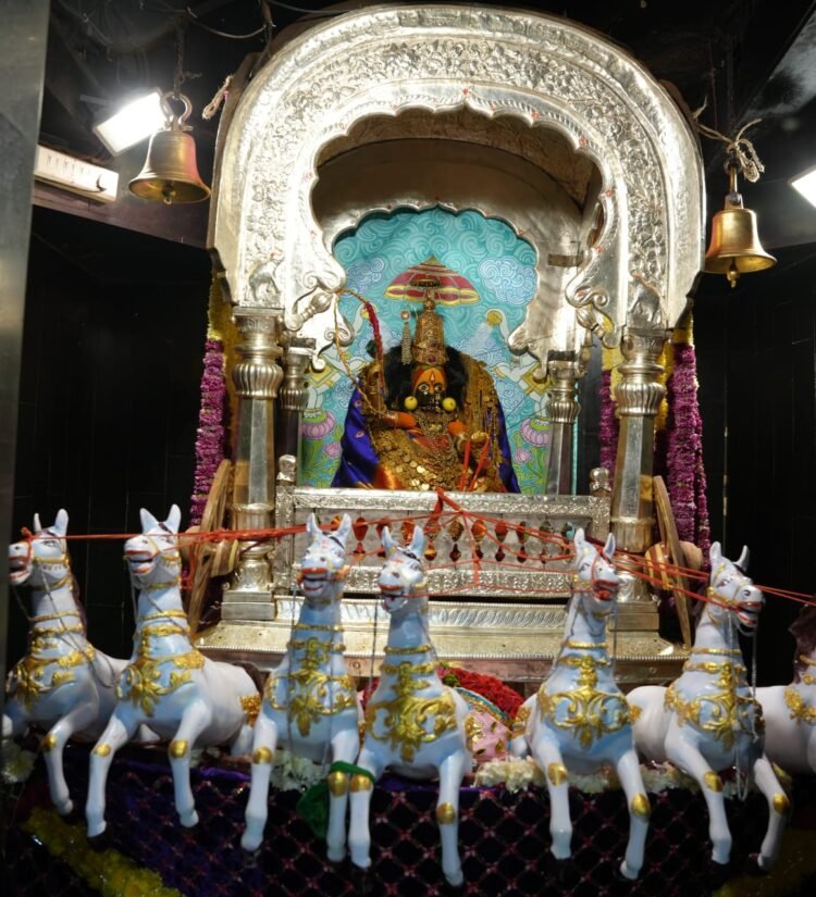 श्री तुळजाभवानी देवीजींची रथ अलंकाराने महापूजा