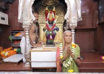 स्वतःची शेतजमीन विकून बेंबळीच्या वाघे आजीने पांडुरंगाच्या चरणी 18 लाखाचे सोने केले दान