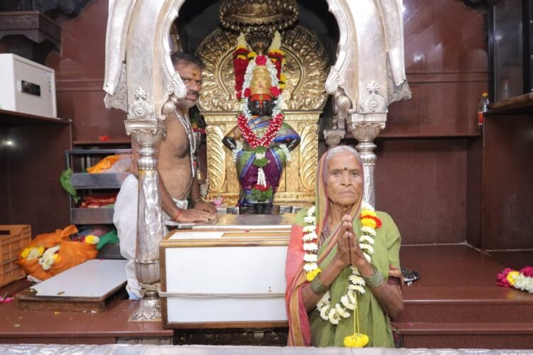 स्वतःची शेतजमीन विकून बेंबळीच्या वाघे आजीने पांडुरंगाच्या चरणी 18 लाखाचे सोने केले दान