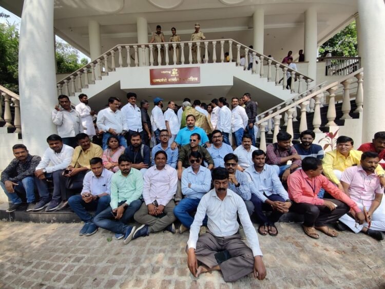 बाहेर निषेध आणि आत पालकमंत्र्याचे बूट चाटले