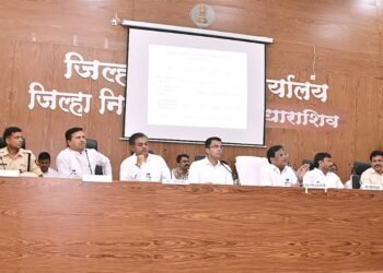 जनतेला पिण्याचे पाणी व जनावरांना चारा याला प्राधान्य द्या