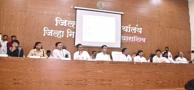 जनतेला पिण्याचे पाणी व जनावरांना चारा याला प्राधान्य द्या