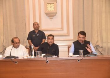 विदर्भ आणि मराठवाड्यातील दुग्धविकास प्रकल्पांचा गडकरी, फडणवीस यांच्याकडून आढावा