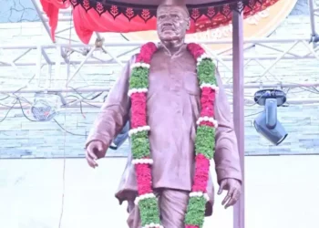 शासकीय जागेवर के.टी. पाटील यांचा अनधिकृत पुतळा