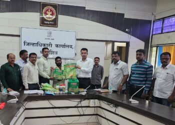 आत्महत्याग्रस्त शेतकऱ्यांच्या कुटुंबियांना कृषी किटचे वाटप