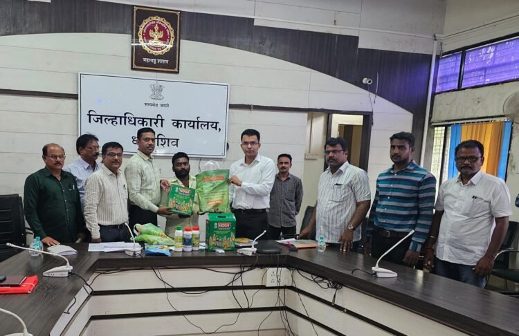 आत्महत्याग्रस्त शेतकऱ्यांच्या कुटुंबियांना कृषी किटचे वाटप