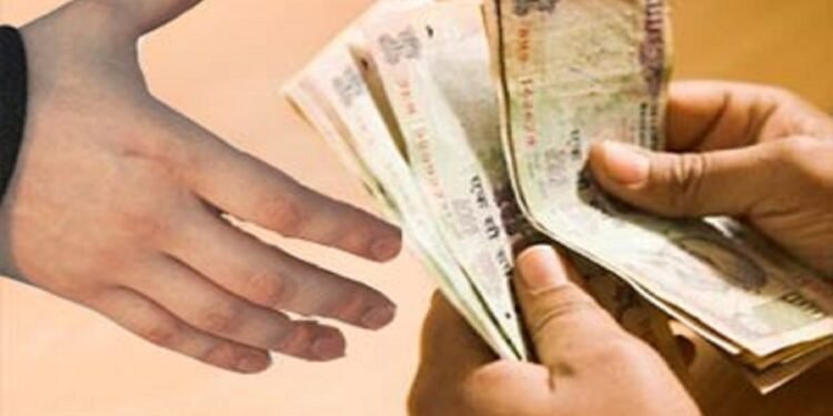 कळंब तहसीलदारांच्या वाहन चालकांने साहेबाच्या नावावर आठ हजार लाच घेतली