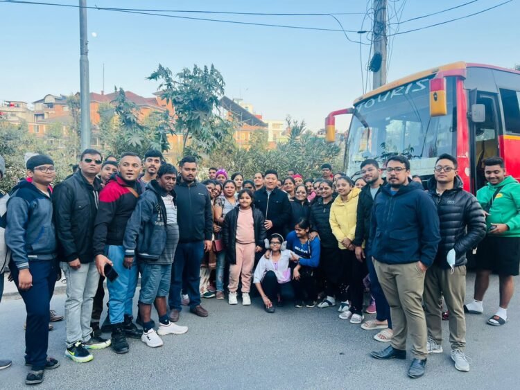 नेपाळमध्ये पर्यटनासाठी गेलेल्या ५८ जणांना पैश्यासाठी डांबून ठेवले