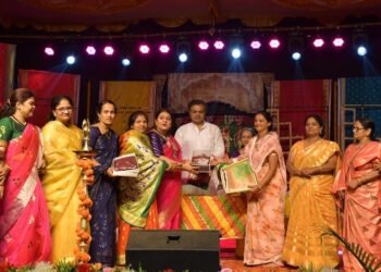 लेडीज क्लबच्या हिरकणी पुरस्काराचे थाटात वितरण