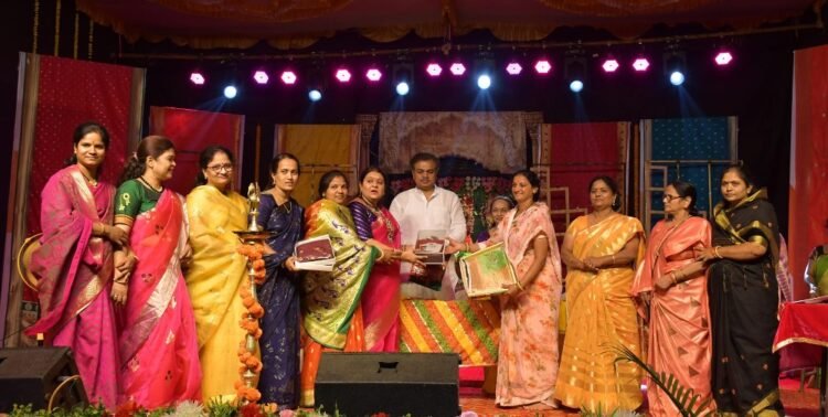 लेडीज क्लबच्या हिरकणी पुरस्काराचे थाटात वितरण