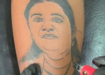 हातावर टॅटू…