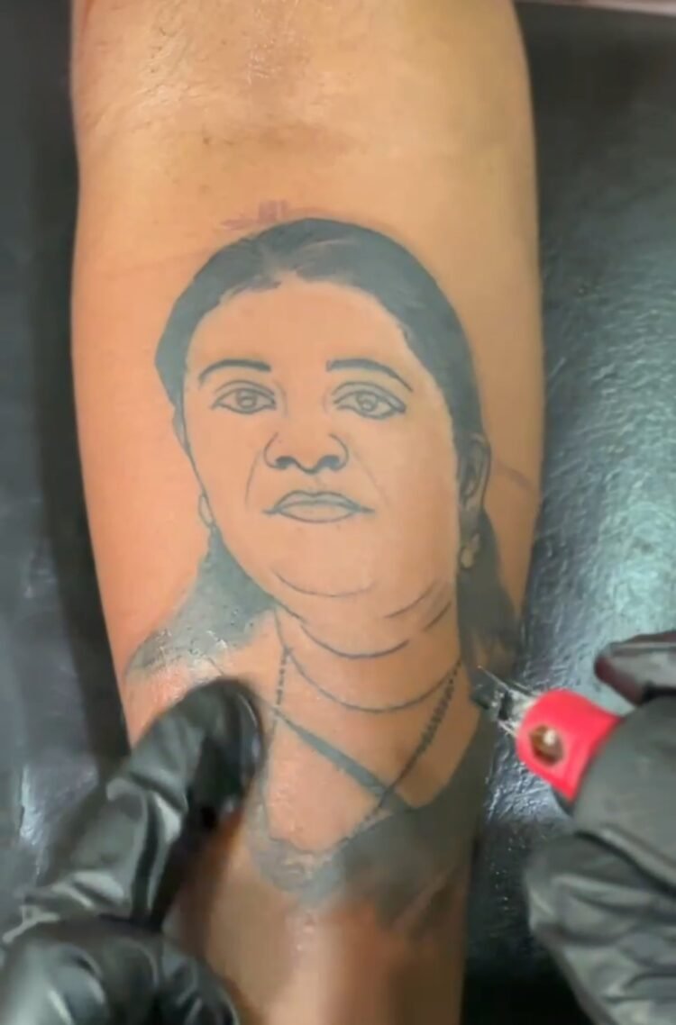 हातावर टॅटू…