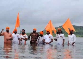 धाराशिवमध्ये जलसमाधी आंदोलन: मराठा समाजाच्या तरुणांचा आक्रमक पवित्रा