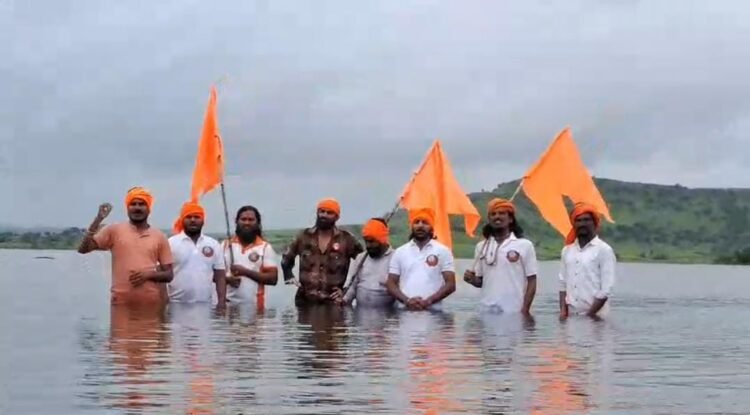धाराशिवमध्ये जलसमाधी आंदोलन: मराठा समाजाच्या तरुणांचा आक्रमक पवित्रा