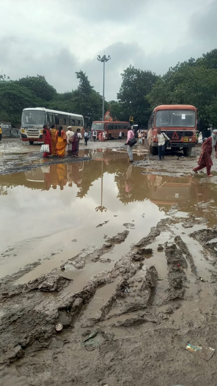 धाराशिव बसस्थानकाच्या बांधकामातील विलंबामुळे प्रवाशांना त्रास