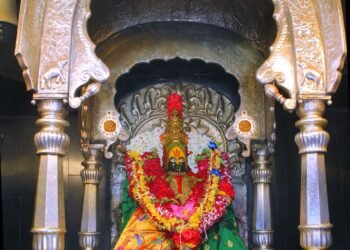 तुळजाभवानी मंदिरात गाभाऱ्यात प्रवेश करणाऱ्यांची नोंद