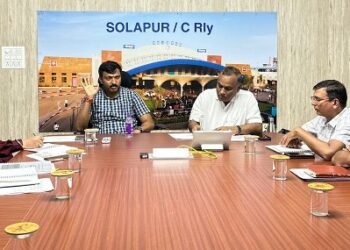 धाराशिव-तुळजापुर-सोलापूर रेल्वे मार्गाच्या अनुषंगाने आढावा बैठक