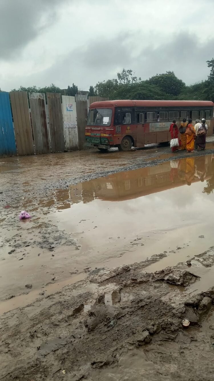 धाराशिव बसस्थानकाच्या बांधकामातील विलंबामुळे प्रवाशांना त्रास