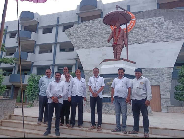 धाराशिव जिल्हाधिकाऱ्यांच्या आदेशाला स्थगिती: मुख्यमंत्र्यांच्या निर्णयावर प्रश्नचिन्ह