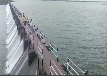 तेरणा धरण ओव्हरफ्लो ! शेतकऱ्यांच्या चेहऱ्यावर हसू … ( Video )