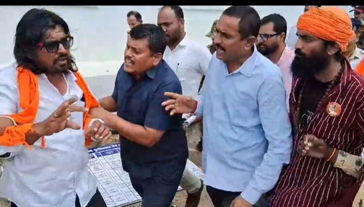 धाराशिव पोलीस अधीक्षक कार्यालयात शिवप्रेमींचा राडा