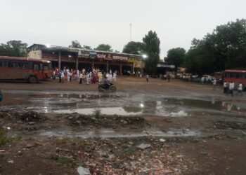 कळंब बस स्थानकाच्या आवारातील घाणीचा प्रश्न गंभीर