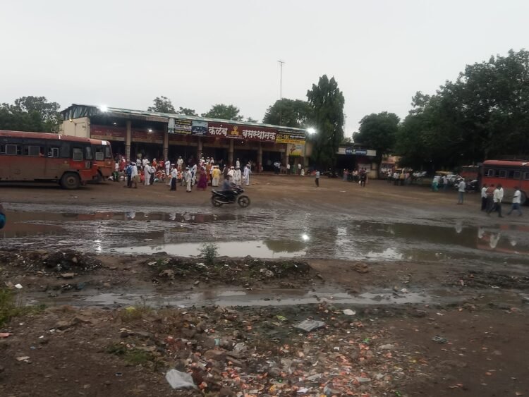 कळंब बस स्थानकाच्या आवारातील घाणीचा प्रश्न गंभीर