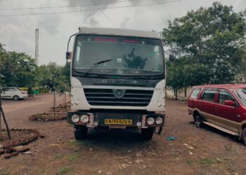 मुरूम पोलिसांनी बेकायदेशीर वाळू वाहतूक करणारा हायवा टिप्पर पकडला