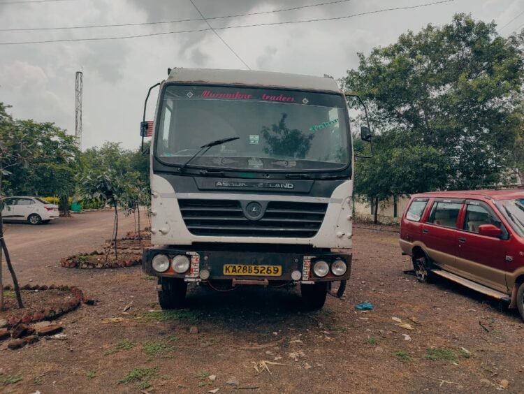 मुरूम पोलिसांनी बेकायदेशीर वाळू वाहतूक करणारा हायवा टिप्पर पकडला