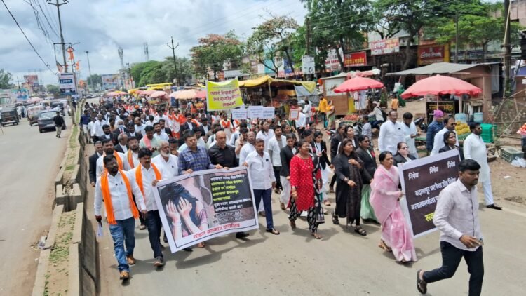धाराशिवमध्ये महिलांवरील अत्याचाराविरोधात आक्रोश, नराधमांना फाशीची मागणी