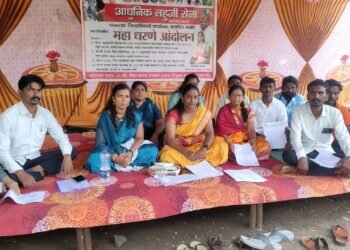 समुद्रवाणीच्या महिला सरपंचांचे ग्रामसेविकांविरोधात धरणे आंदोलन