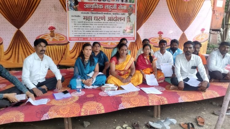 समुद्रवाणीच्या महिला सरपंचांचे ग्रामसेविकांविरोधात धरणे आंदोलन