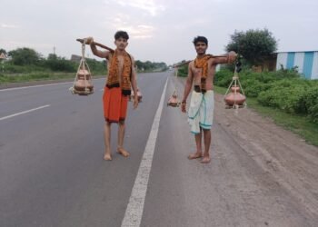 सुपरफास्ट युगातही कावडीने पाणी आणण्याची प्रथा कायम