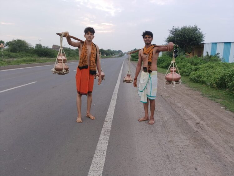 सुपरफास्ट युगातही कावडीने पाणी आणण्याची प्रथा कायम
