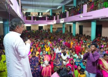 राणा दादांचे साडी प्रेम: मतांच्या धाग्यात गुंतलेली राजकीय खेळी !