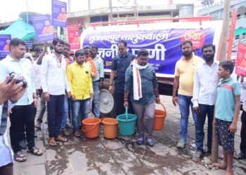 उजनीच्या पाण्याने तुळजाभवानी मंदिराच्या पायर्‍यांची केली स्वच्छता