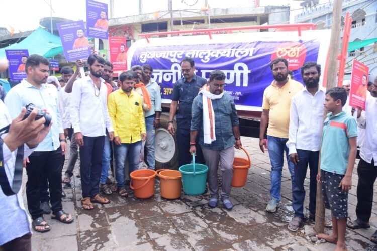 उजनीच्या पाण्याने तुळजाभवानी मंदिराच्या पायर्‍यांची केली स्वच्छता