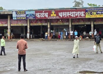 एसटी कर्मचाऱ्यांचा संप: धाराशिव जिल्ह्यातील एसटी सेवा ठप्प, प्रवाशांचे हाल