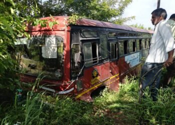 धाराशिव जवळ एसटी बसचा भीषण अपघात: स्टेरिंग रॉड तुटल्याने झाडावर आदळली, तीन प्रवासी जखमी