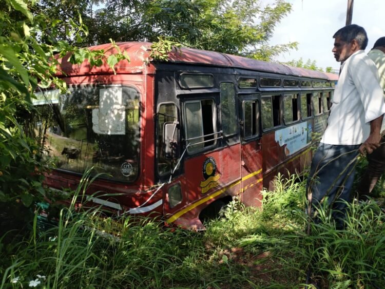 धाराशिव जवळ एसटी बसचा भीषण अपघात: स्टेरिंग रॉड तुटल्याने झाडावर आदळली, तीन प्रवासी जखमी