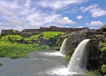 नळदुर्ग किल्ल्यावर निसर्गसौंदर्य फुलले ! धबधब्याने पर्यटकांचे मन मोहून टाकले, पण…