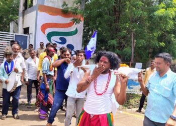 धाराशिव नगरपालिका प्रशासनाची अंत्ययात्रा , आसूड घेऊन जिल्हाधिकारी कार्यालयावर धडक