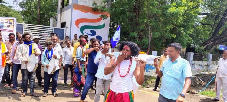 धाराशिव नगरपालिका प्रशासनाची अंत्ययात्रा , आसूड घेऊन जिल्हाधिकारी कार्यालयावर धडक