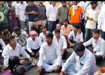 भीषण अपघातानंतर नळदुर्गजवळ संतप्त  नागरिकांचा रस्ता रोको