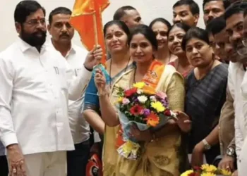 “घरचा अहेर”: संजना जाधव शिवसेनेत; पती-विरुद्ध-पत्नी लढत होणार?