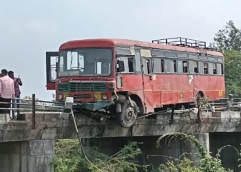 थरारक! तेरजवळील तेरणा धरणाच्या पुलावर एसटी बस पुलावरून नदीत पडता पडता वाचली