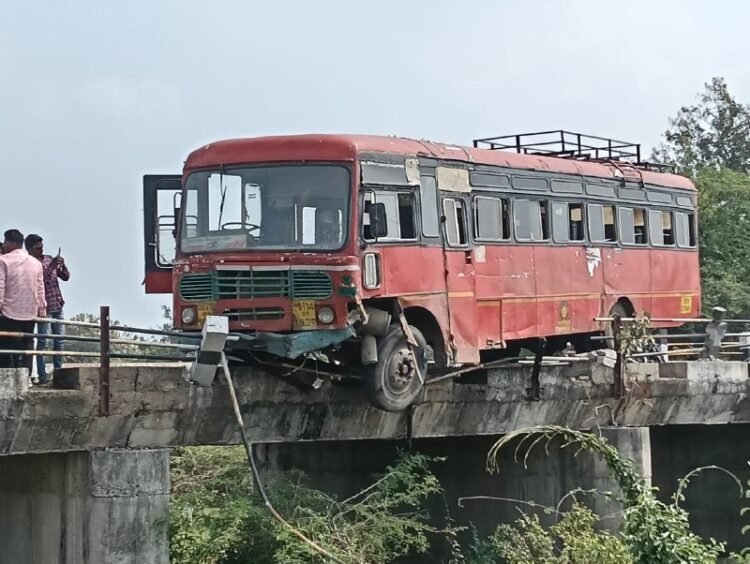 थरारक! तेरजवळील तेरणा धरणाच्या पुलावर एसटी बस पुलावरून नदीत पडता पडता वाचली