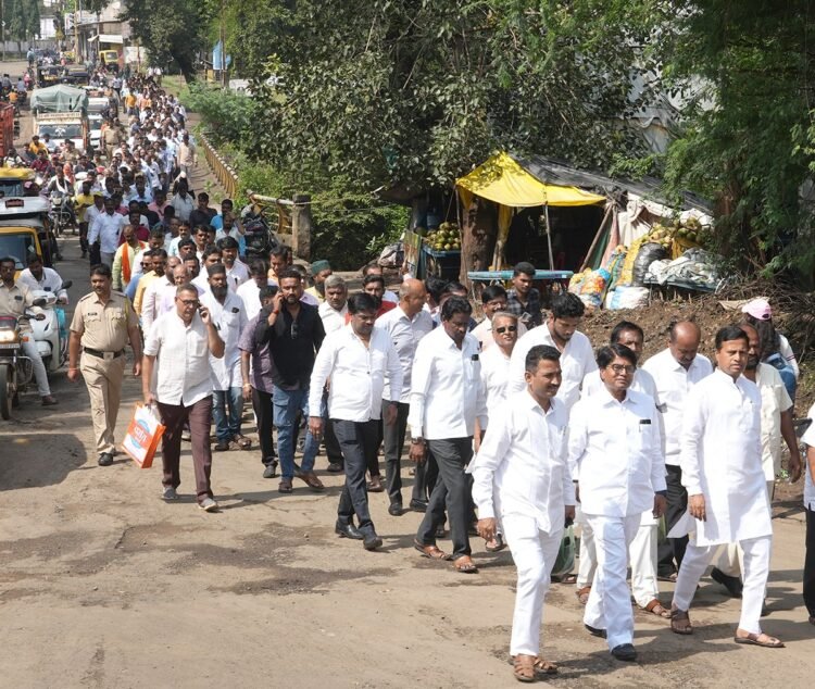 धाराशिवमध्ये रस्त्यावरील खड्ड्यामुळे झालेल्या मृत्युमुळे संताप; व्यापाऱ्यांचे शहर बंद पाळून निषेध