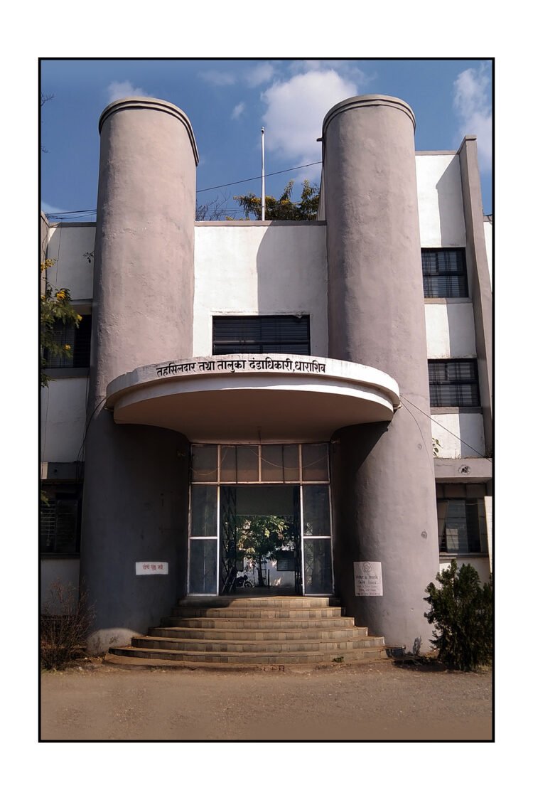 धाराशिव जिल्हाधिकारी कार्यालयातील महसूल सहाय्यकावर गुन्हा दाखल